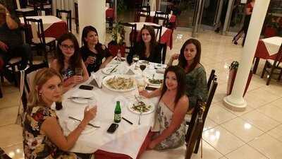 Bar Restorant Pizzeri Hotel Montreal