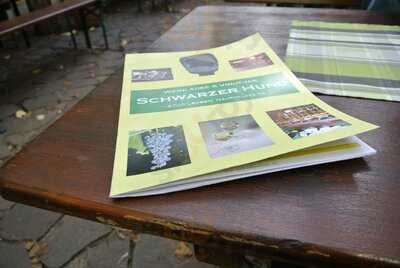 Weinlaube Schwarzer Hund