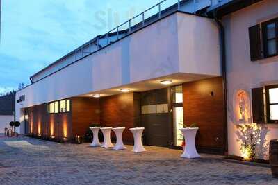 Weingut & Buschenschank Humer