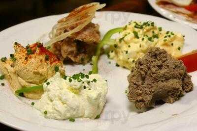 Weingut & Buschenschank Humer