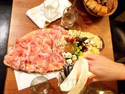 Vinothek And Weinbar Truksitz