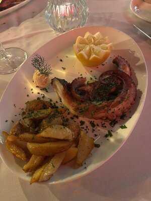 Au Gusto Wine & Dine