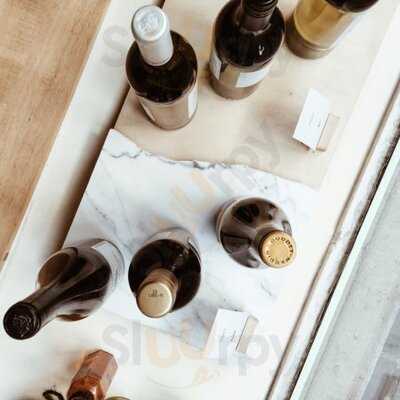 EvÍn Wine Store & Bar