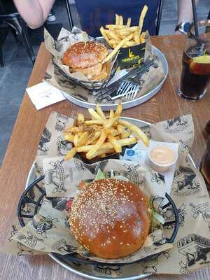 Manhattn's Burgers Merode