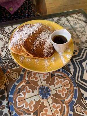 Lloyd Coffee Eatery (louise)