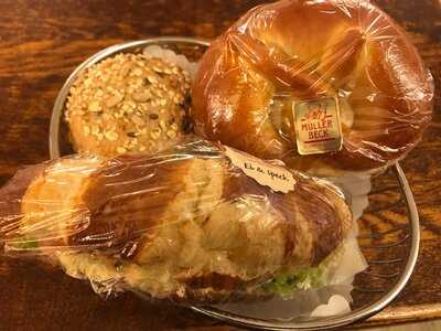 Müller Beck, Das Café