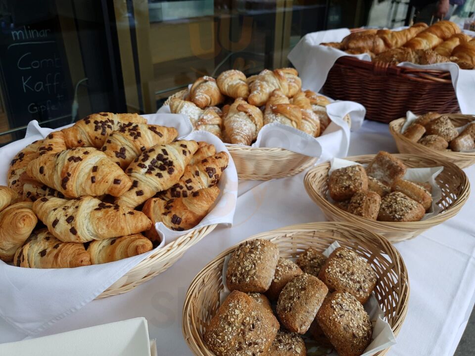 Adria Cafe & Bistro