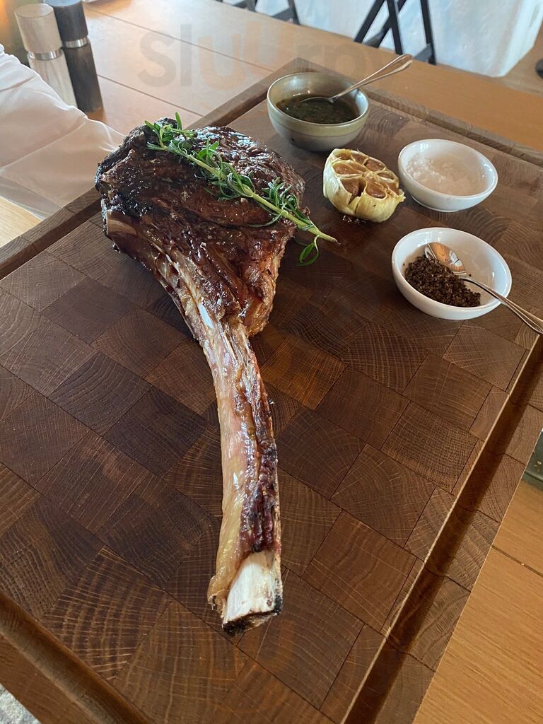 Oak Grill & Pool Patio