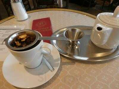 Avenida Cafe Restaurant