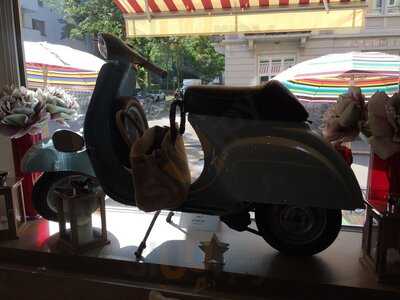 Maison 33 Cafe & Bistro