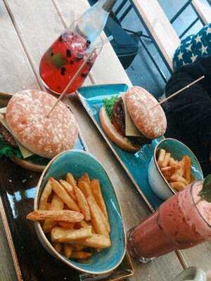 Hans Im GlÜck - Burgergrill & Bar