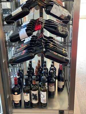 Lux Restaurant & Pizzeria