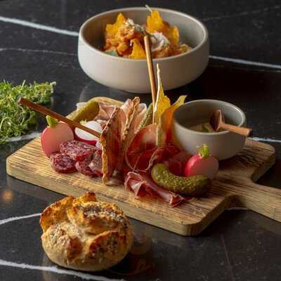 Rein Bar & Restaurant