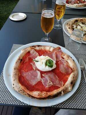 La Piazzetta, Lounge And Classy Pizza