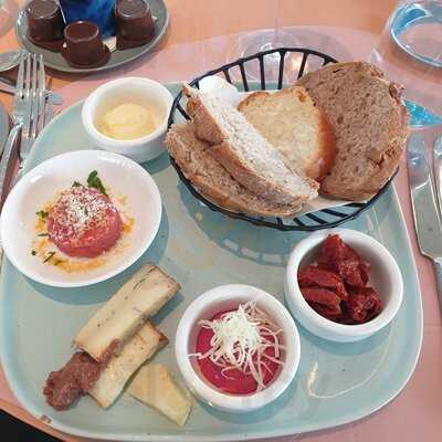 Lux Restaurant & Bar