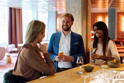 Zoom Restaurant & Bar