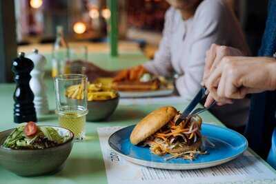 Zoom Restaurant & Bar