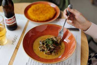 Zoom Restaurant & Bar