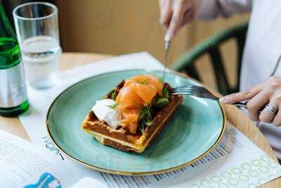 Zoom Restaurant & Bar