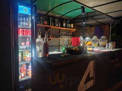 4 Bar & Munchies