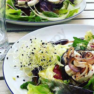 Chez Catherine Art A Café