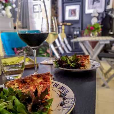 Chez Catherine Art A Café