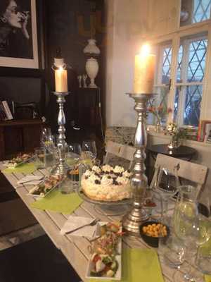 Chez Catherine Art A Café