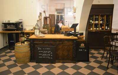 Božská Lahvice - Books & Wine & Cafe