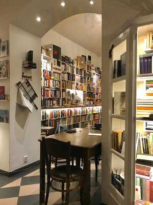 Božská Lahvice - Books & Wine & Cafe