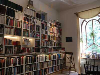 Božská Lahvice - Books & Wine & Cafe