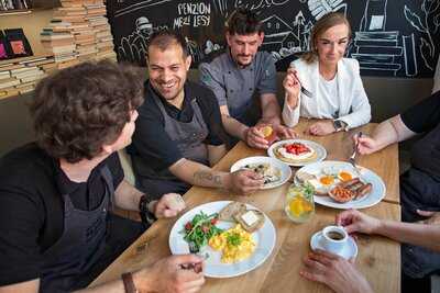 Kavárna Mezi Řádky