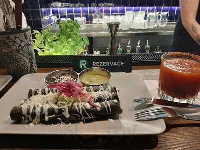 Las Adelitas- Americká 8