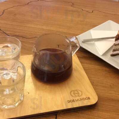 Dos Mundos Café