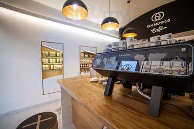 Dos Mundos Café