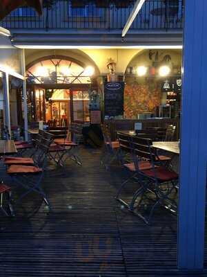 A Divadlo Pokračuje