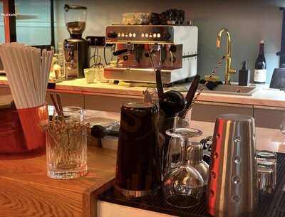 Cafe Bar & Restaurant Yolo Karlin