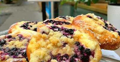 2 Deci - Coffee And Wine Art Gallery