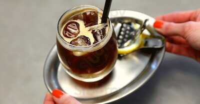 2 Deci - Coffee And Wine Art Gallery