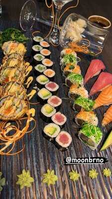 Moon Cocktail & Sushi Bar
