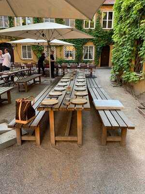 Die Tafeldecker In Der Fuggerei
