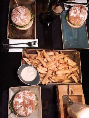 Hans Im GlÜck Burgergrill & Bar