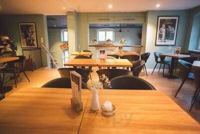 Liliom Kino Restaurant Bar Biergarten