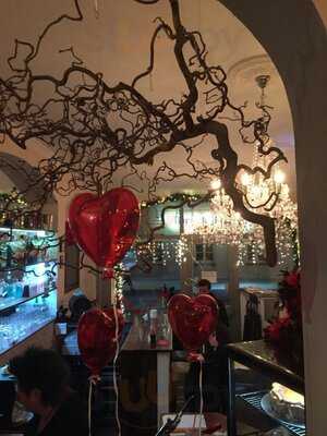 Karisma, Café /bar/restaurant