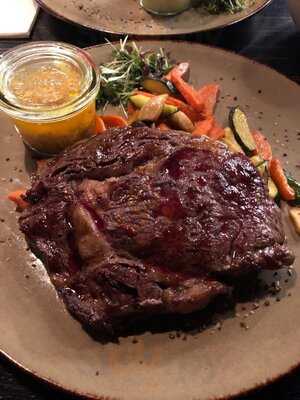 Theos Lounge & Bar Restaurant