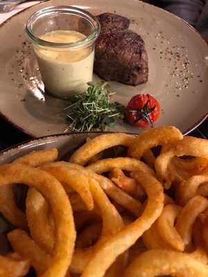 Theos Lounge & Bar Restaurant