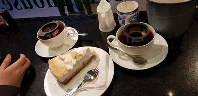 The Victorian House Sconery & Tea To Go