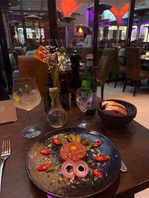 H'ugo's Pizza-bar-lounge