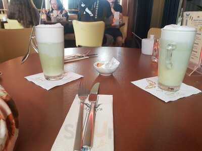 Lloyd's Cafe & Bar