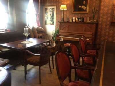 Grotesque Absinth-bar