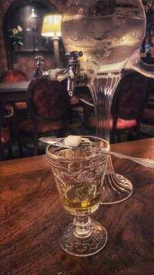 Grotesque Absinth-bar